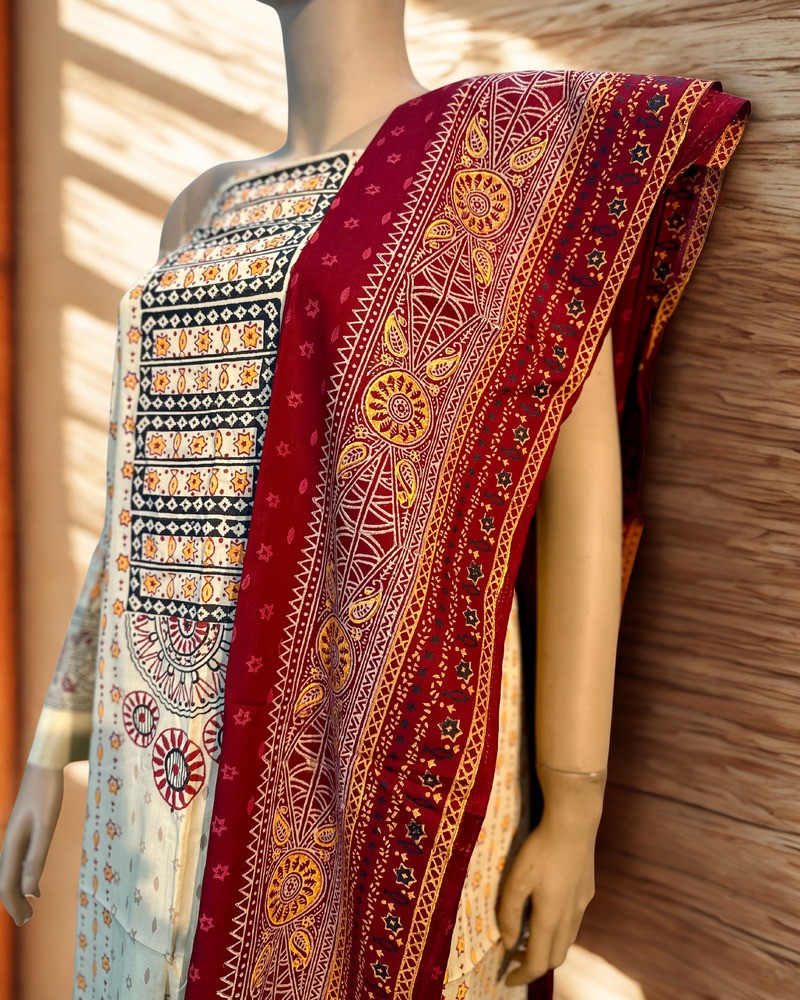 আনস্টিচড থ্রি পিস - ভিআইপি এ গ্রেড ব্লক - Alternate view 2 showing  color